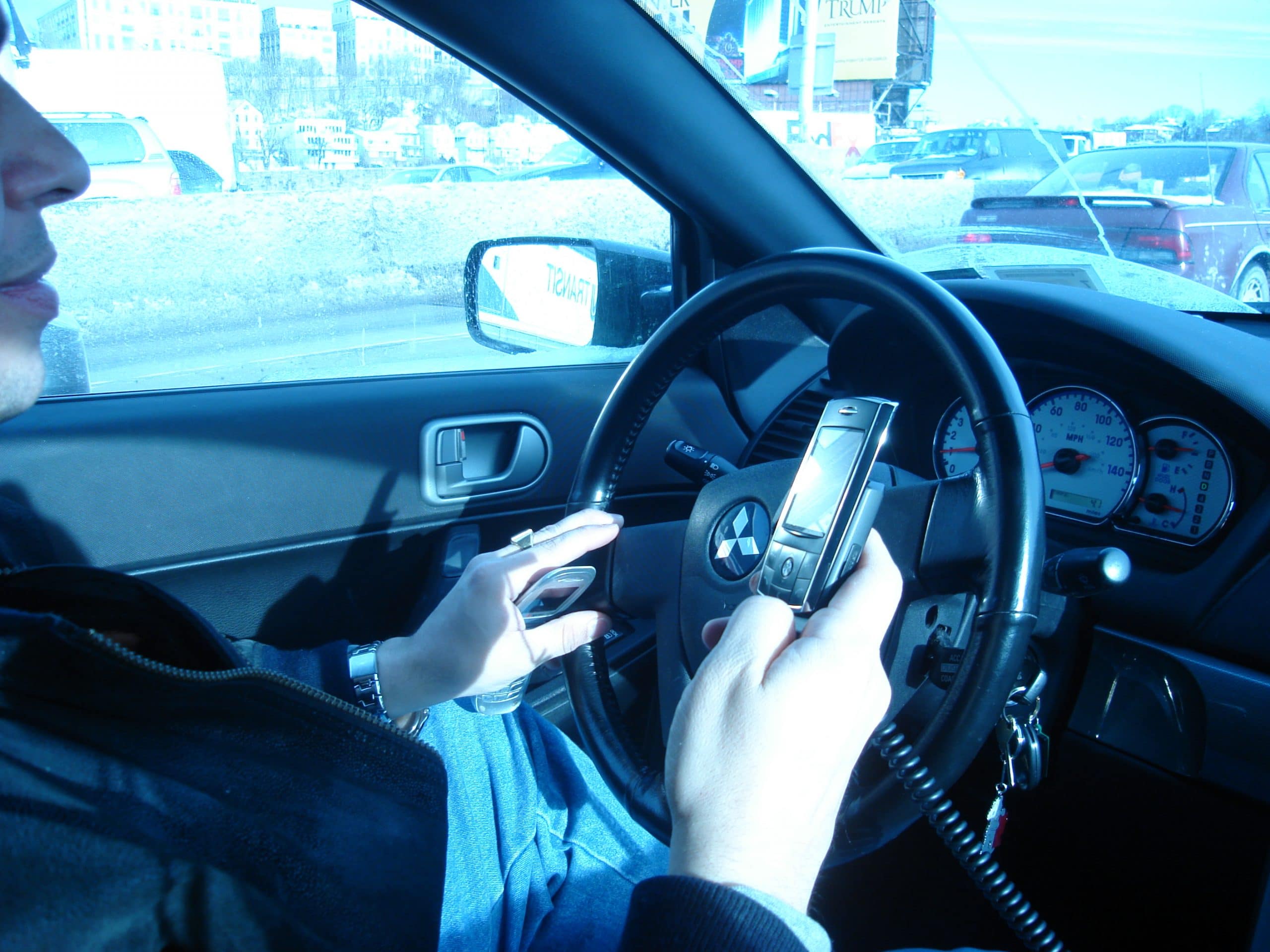Hand_held_phone_in_car شهر موفقیت